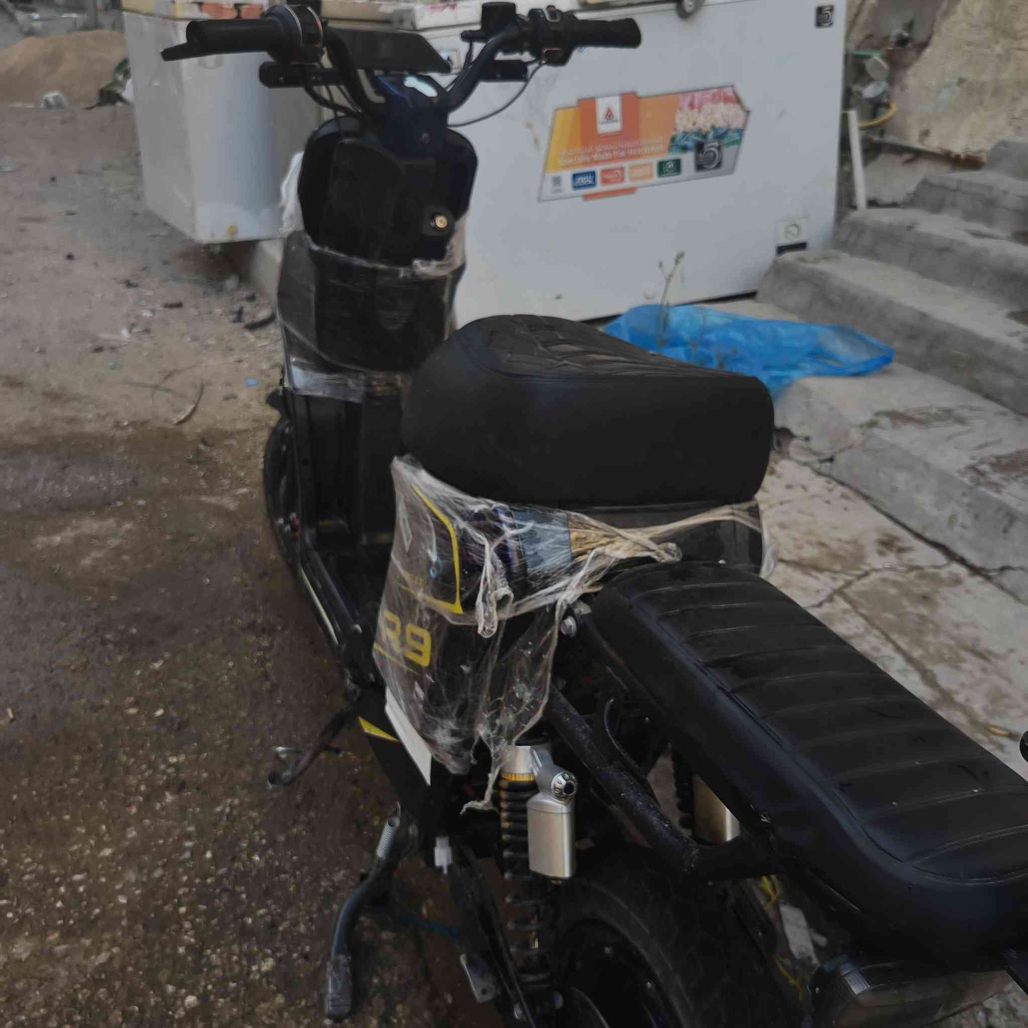 بايسكل R9 للبيع 
كهربائيات مابيها اي عطل 
بطاريات شبه جديده 
نضافته 80%
250 قفل 
شاحنه اصلية 
ملحقاته كامله 
مكاني كربلاء المقدسة حي البلدية 
***********
