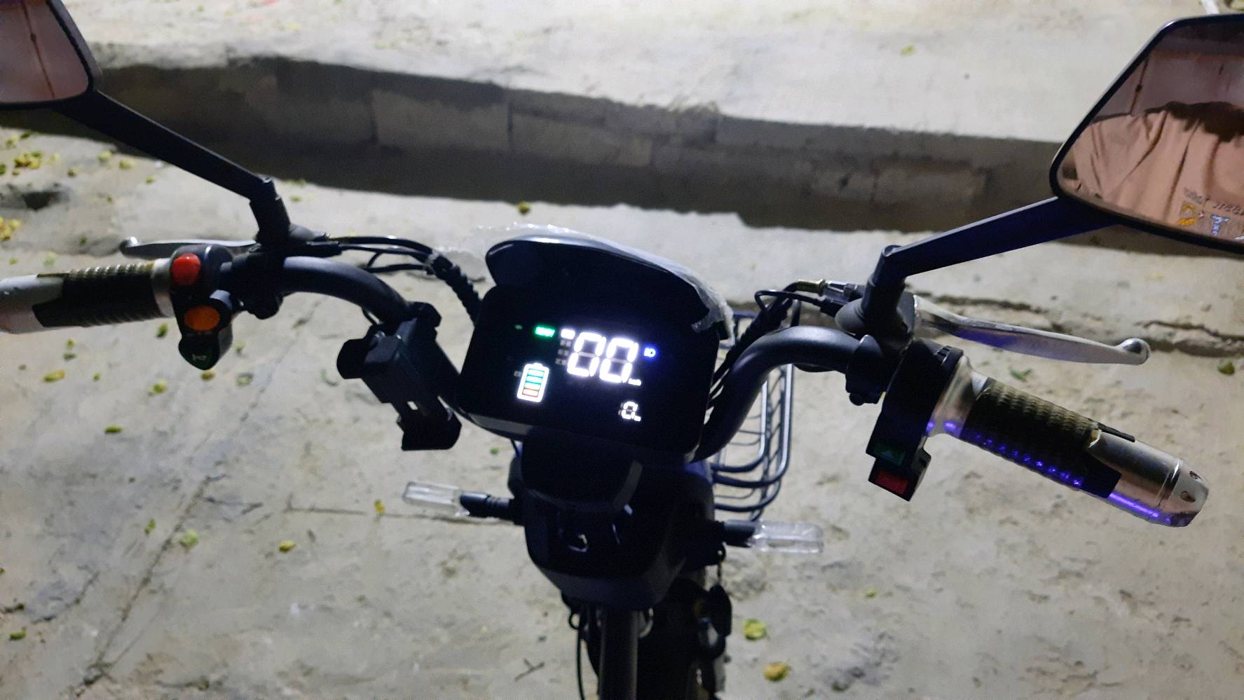 سلام عليكم 
دراجه موديل 2025 شحن
1/ اخت جديده صارله بس 3 اشهر مستعلمه مو هواي
2 / كامله هيه وغارضه وشاحنتها وبطاريته جديده بعده اب حيلها ليثيوم 4 بطاريه 
3 / الشاير يمنه يسره شغاله بك لايت شغال لايت لامامي عالي ناصي شغال
4 / كامله مابيه نقص برغي مابيه كله كامله على اخر حبايه 
🔴 مكاني كربلاء المقدسة 