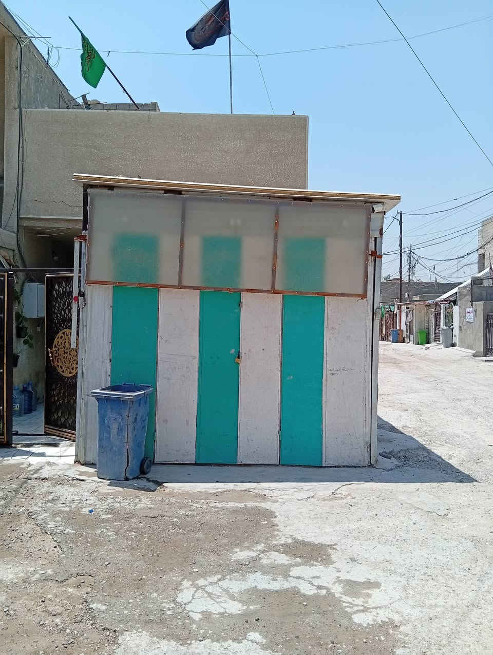 محل للبيع اوسندويش 9قطع مع باب دفتري حديد
بغداد البلديات 
***********0 ابو يحيى
