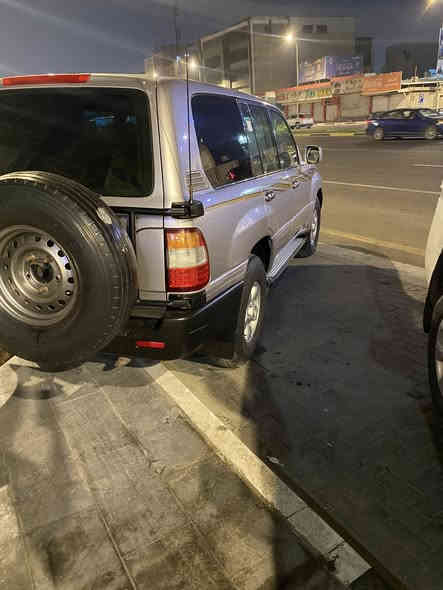 السلام عليكم الأندكروز مديل 98 قطريه فول مواصفات واحد على واحد رقم مميز  كفاله من الضربه بيهه ثلاث قطع صبغ اثر جراد مكينه وكير وأكسل مكفولات سياره var ثمانيه سلندر كير عادي كشنات جلد تبريد منضومه جديده ***********
