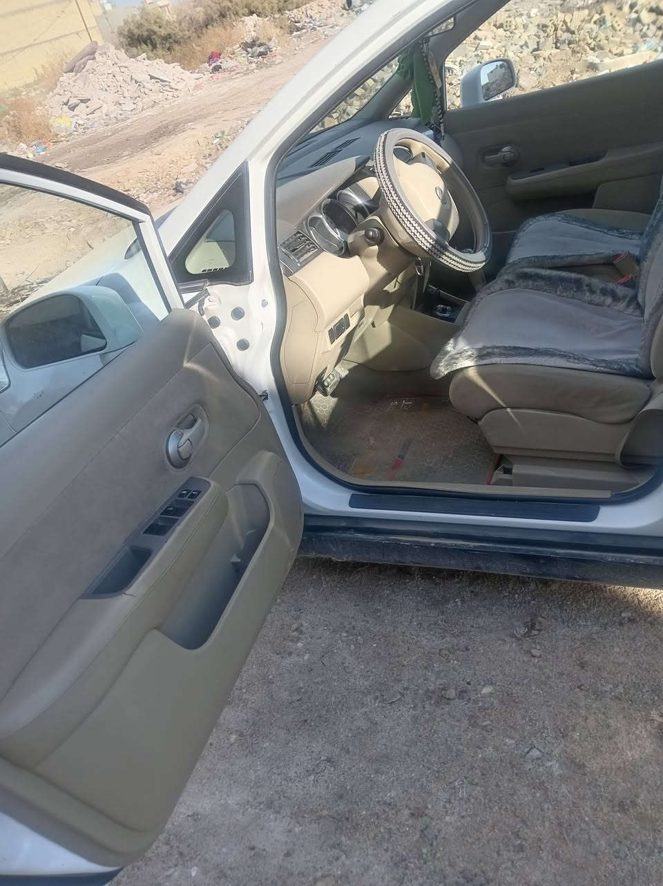 السلام عليكم نيسان تيده موديل 10السياره مكفوله والسياره نضيفه برغي ممفتوح من محرك بعده مال شركه رقم انگليز سنويه بسمي ماشيه 90حقيقي رايدها ٨٦وبيها مجال *********** وتساب وتصال فيس مامتواجد هل كد
