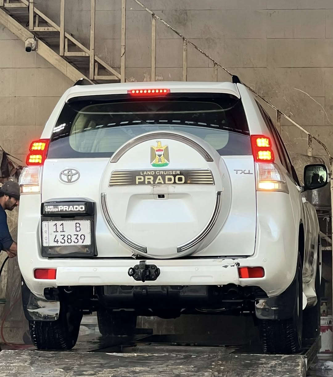 السلام عليكم
للبيع حصراً برادو 2013 خليجي  V6 فئة TXL دبل تانكي رقم بغداد الجديد بأسمي تحويل مباشر 
ماشية 149 الف

‏TXL برادو -

المواصفات:
- محركV6
-شاشة اندرويد
- تحكم ستيرن جهتين
-لون أبيض صدفي مكفول من الصبغ.
- فتح سقف
-تبريد 3قطع
- 7 راكب
- تخم تاير جديد
-رقم بغداد مميز
-كير ومكينه واكسل مكفوله من فتح
-ثلاجة
-سبير مانازل 
-كامره خلفية
- تبريد ثلج
-اشاير بلمري
-منظومة لايت زينون
-مرايات شفط
-مانع نزلاق
-نظام منحدرات
-صدر جديد
اضافة الى صيانة لجميع سوائل السيارة من وكالة B7 للزيوت.

*بيها شوية بارد بالباب بسيط ورصعتين واحدة في القمارة والثانية في الباب الخلفي + مكفولة من الصبغ عدى نصف الدعامية الخلفية فقط.

السعر 310 وبيها مجال مكان السياره بغداد- البلديات ***********
