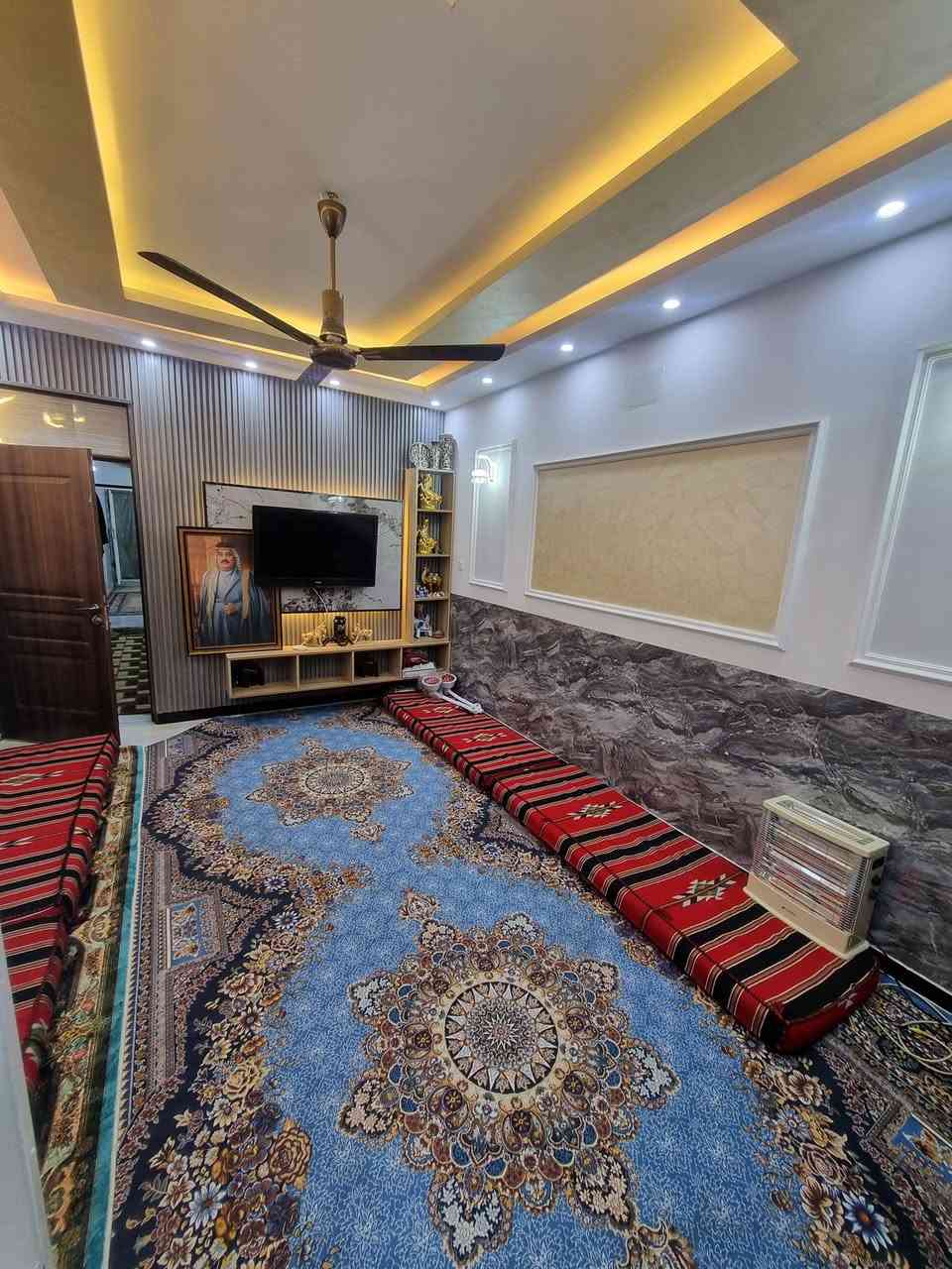 السلام عليكم ورحمة الله وبركاته 
بيت للبيع مساحه ١٥٠
يحتوي على (٦) غرف نوم معا استقبال معا مطبخ 
معا خدمات كامل مكمل
البيت تجي وسكن بي نطيف جدأ
استفسار على رقم ***********
