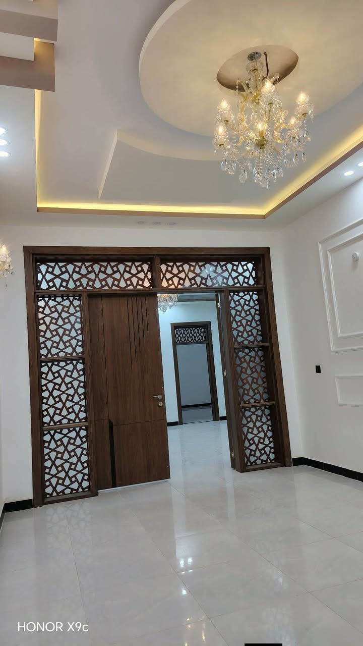 #150متر فول بخط لأول يعني مرحله اولئ 

لبيت يبعد عن شارع لعام 100متر تبليط لباب لبيت 
#طابو_زراعي_سند_25_نتصال***********
#عنوان_لبيت_نجف 
شارع مطار مقابل ملاحق قريه الغدير عمود 317
شغل جناي
شغل درجه آولى حقيقي 

اساس وسقف صب مركزي 
بناء طابوق 🧱 
غرفتين وصاله وستقبال ومطبخ وصحيات داخليه وخارجيه 
بيت جاهز مفتاح 🔑 

#يبعد_عن السوق مسافه بسيطه 
@#شارع تبليط وكافت الخدمات متوافره والكيات الباب البيت***********
