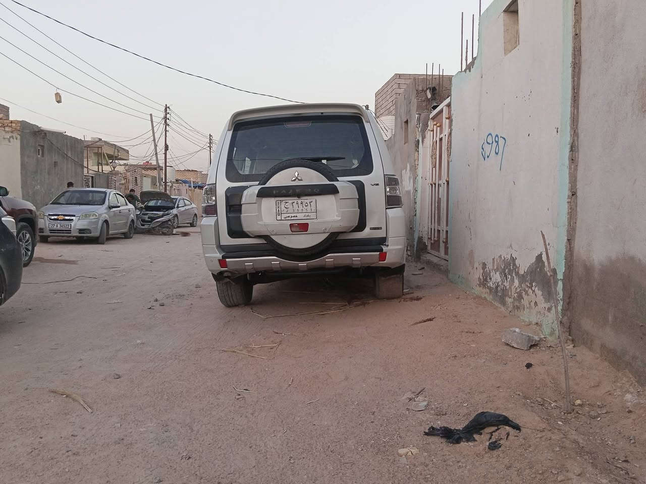 سلام عليكم بايجيرو حبتور مديل 10 لؤلؤي مكينه 6سلندر فول مواصفات مصبوغه حزام بدون ضربة دواخل تبريد ثلج كهربائيات شغاله فتحه كشنات كهربائي سياره خير من الله ***********سنويه ل28تريد مداور حاضرالسعر قفل ب85 قفل قفل ولتعامل
