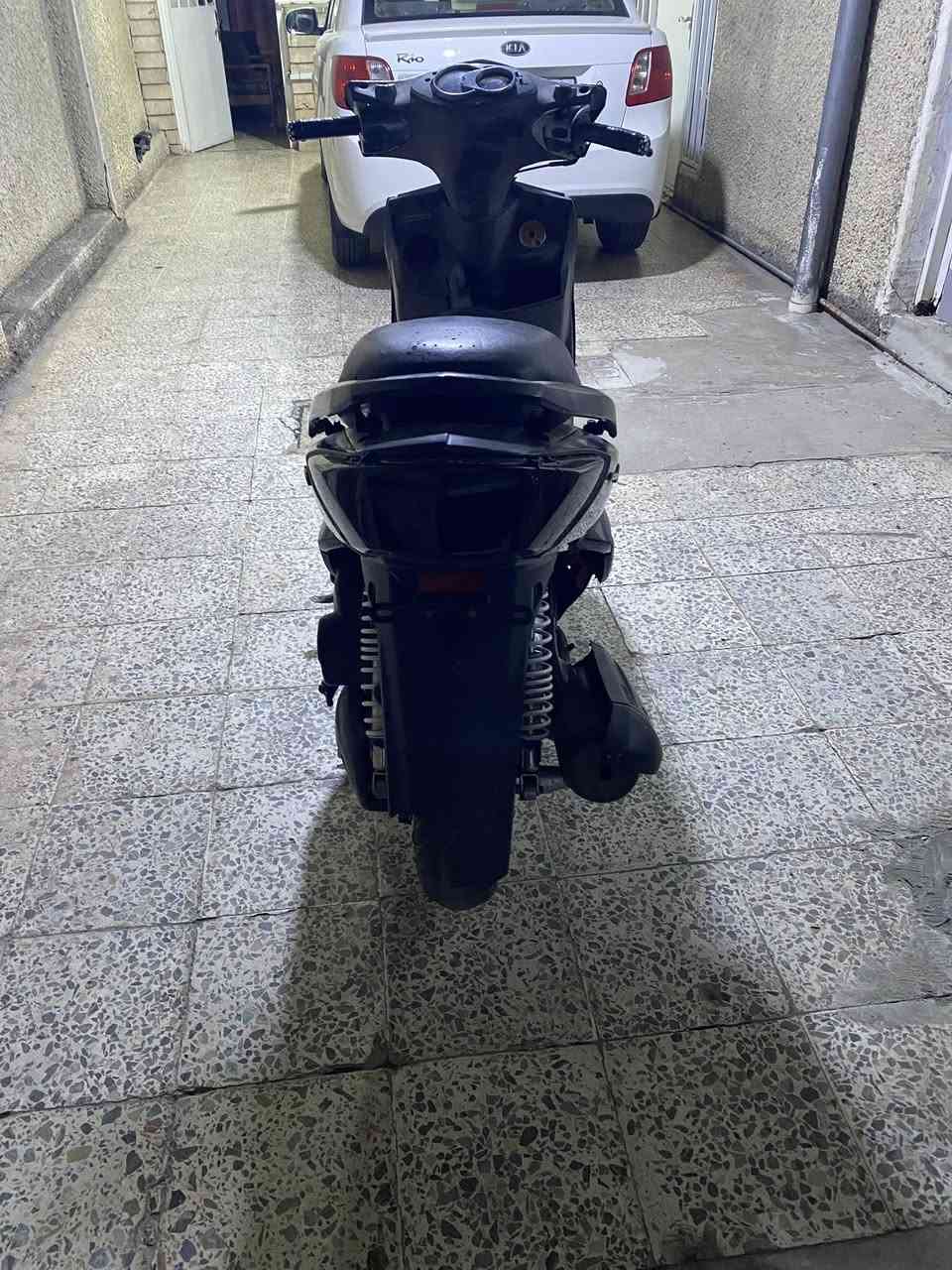 السلام عليكم 
دراجه للبيع النوع سكنس كوري محرك مفتوح كبريتر 
دراجه كامله مابيها أي نقص سلف مع هندر 
السعر 650 و بي مجال قليل
المكان البياع حي الإعلام
*********** و بي وتساب
