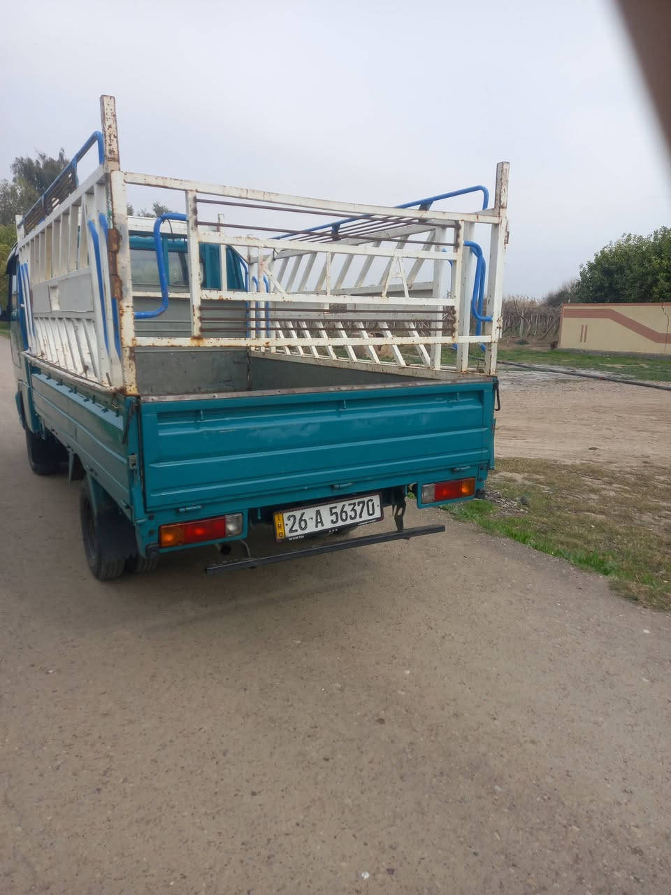 السلام عليكم سياره كيا حمل سامسونج 99 سياره مقفوله من شاصي ورقم الموبايله.***********
