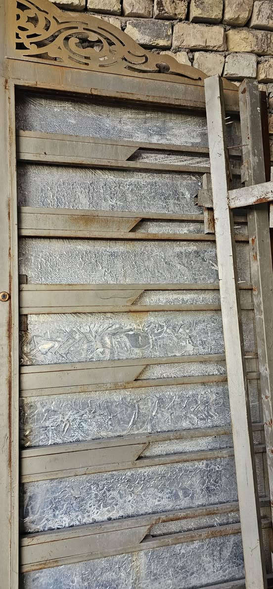 السلام عليكم شباب عندي باب الارتفاع مترين وعشرين والعرض مترين مستعمل شهر الله شاهد السعر 130 قفل عنواني بغداد مدينه الصدر  رقم الهاتف والاستفسار *********** وتدللون
