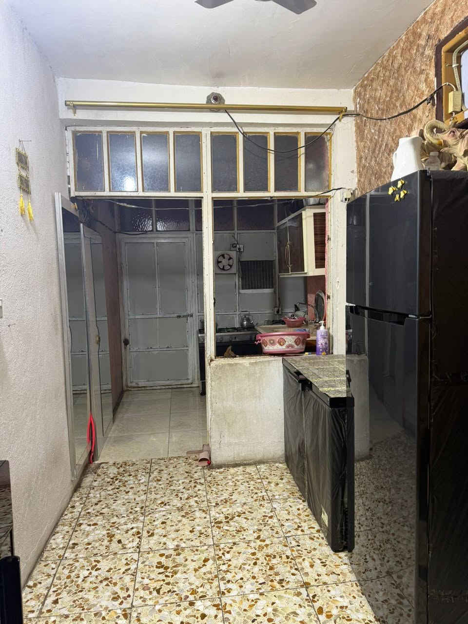 بيت للبيع مساحة 125مترقرب الشيشان مقابيل مدرستين الحديد 3بيت من تدخل الفرع على ايدك اليمنة يحتوي على صالة مطبخ هول غرفة نوم ومخزن ومنور طابقين غرف نوم عدد 2مع ملحقات حمام فوك حمامين جوة خارجي داخلي طرمة السعر 150رقم هاتف***********
