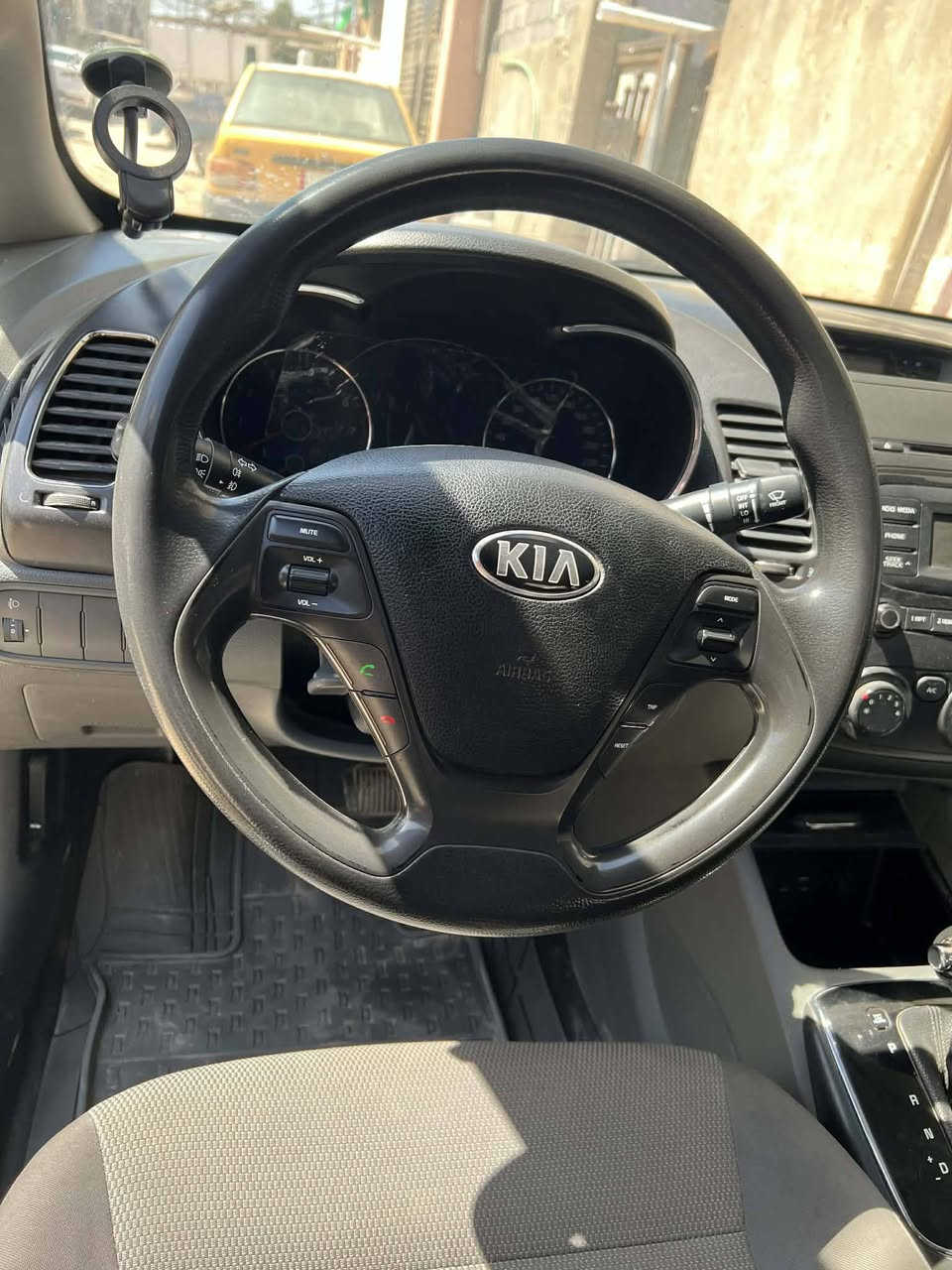 السلام عليكم
سيراتو موديل٢٠١٧
مكفوله من الصبغ والتبديل ماعدى بارد بين البابين جهه السايق والدور مال جاملغ
ماشيه ١٤٠
نص فول تحكمات ستيرن مانع انزلاق5 ويل كب 
مكينه 1600
كير ومكينه خير من الله
السعر 130وبيها مجال قليل
المكان النجف 
للاستفسار على الرقم فقط 
***********
مكلف بالنشر
