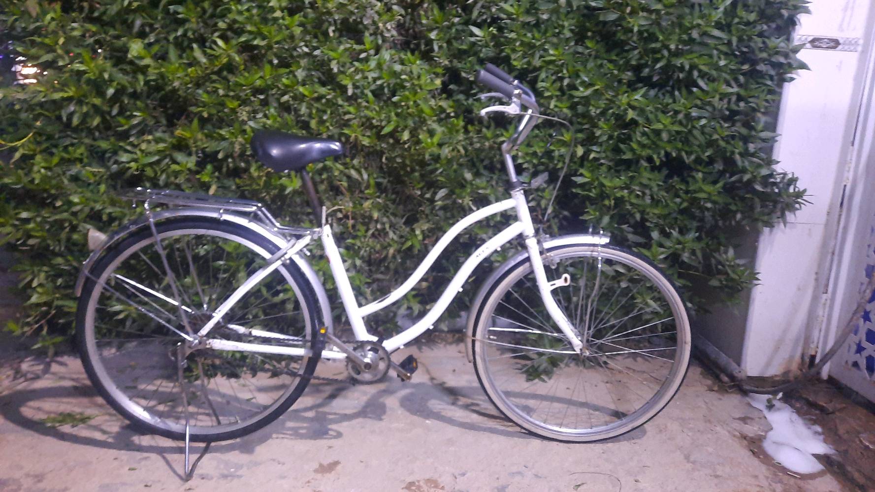 سلام عليكم شباب بايسكل للبيع حجم 26 كفاله عامه السعر 75 وبي مجال اهواي للاستفسار على هاذ الرقم ***********