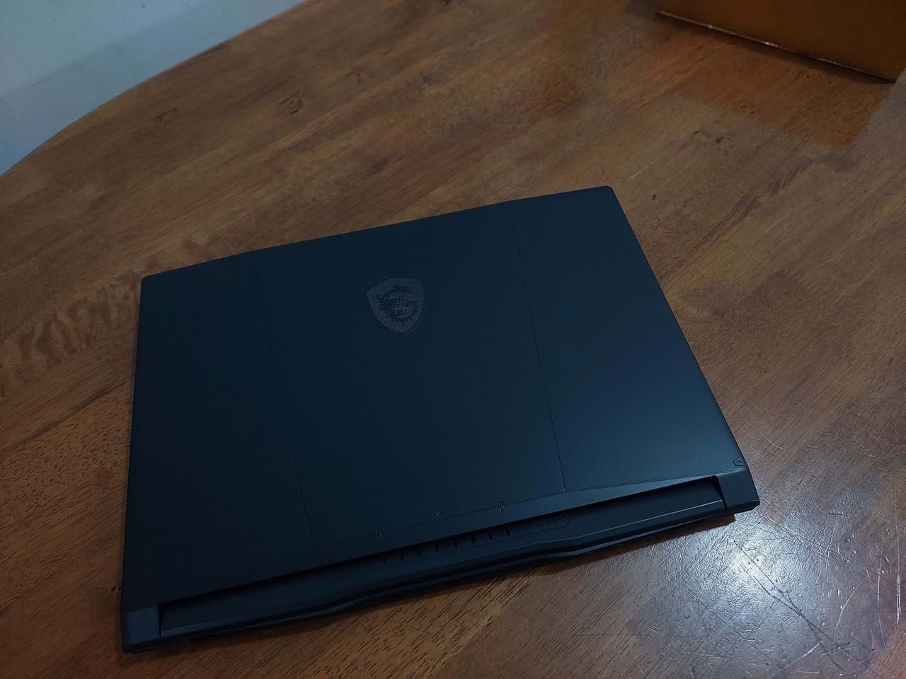 السلام عليكم ... عملاق المونتاج والبرامج الهندسية القوية والتصميم والالعاب من MSI   ....كرت شاشة قوي جدا  خارجي منفصل من نيفيدا   RTX5070   ...... معالج جيل 14 فئة H كور اي 7 من اقوى فئات المعالجات .... رام حجم   16   كيكا نوع DDR5 بتردد عالي جدا 5600  ...شاشة حجم 15.6 دقة  2K ( ضعف دقة ال FUL HD) بتردد 165 هرتز نوع IPS الوانها طبيعية مشبعة.......`ذاكرة خزن ضخمة تيرا 1000 كيكا  ..كيبورد  RGB ملون تكدر تتحكم بالوانه ...اللابتوب جديد ما مستخدم ميفرق عن الي بالكارتون بشي وسعرة جدا مناسب بالنسبة لمواصفاته  .. للاستفسار  ***********  او  *********** (واتس )
