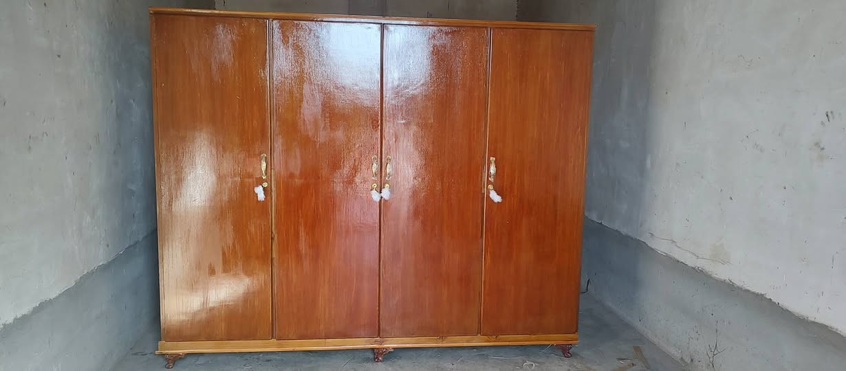 سلام عليكم كنتور 4باب طول مترين ونص صاج  نضيف سعر150الف وبيها مجال ***********
