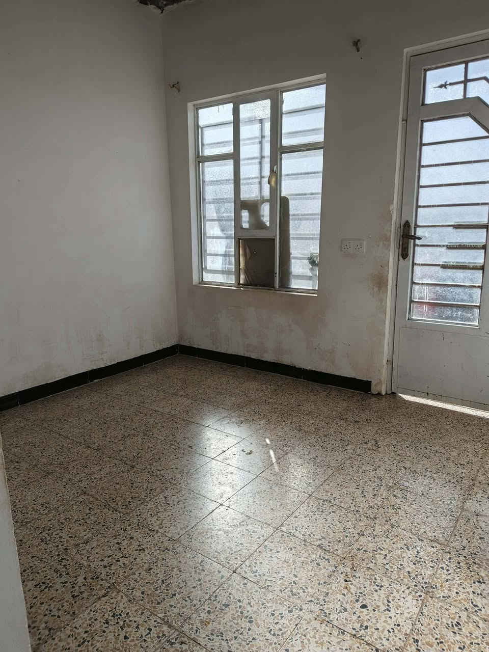 شقة لايجار في حي القوسيات يتكون من غرفتين و هول و استقبال مطبخ و حمام بناء حديث لا الاستفسار الاتصال على الرقم ***********
