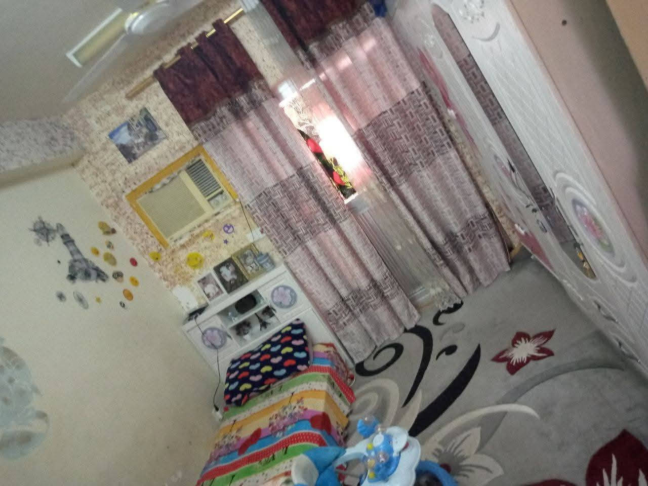 سلام عليكم
العنوان: نجف  شقق السلام  

عماره 8 

شقه طابق ثالث 

مساحه ١٠٠ م 
مامطلوبه ولا ربع منحه مال شهيد 

تحتوي على غرفتين نوم + صاله + صحيات عدد2+ مطبخ + مخزن + بلكونات عدد 2 

الشقه ماعايزه كلشي نفس ماموضح بصور 
سعرها جدا مناسب  ***********
