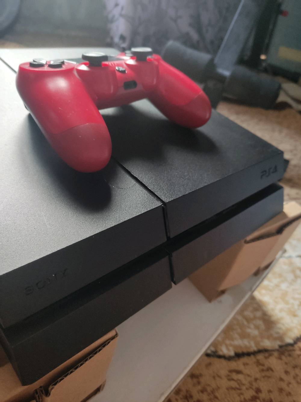 بلايستيشن 4 فات اصلي اخو الجديد نظيف جدا ما مفتوح ولا مصلح ابدا مع يد واحده وبلس Extra ثلاث اشهر كامل ملحقاته وكارتونه طبعاً 