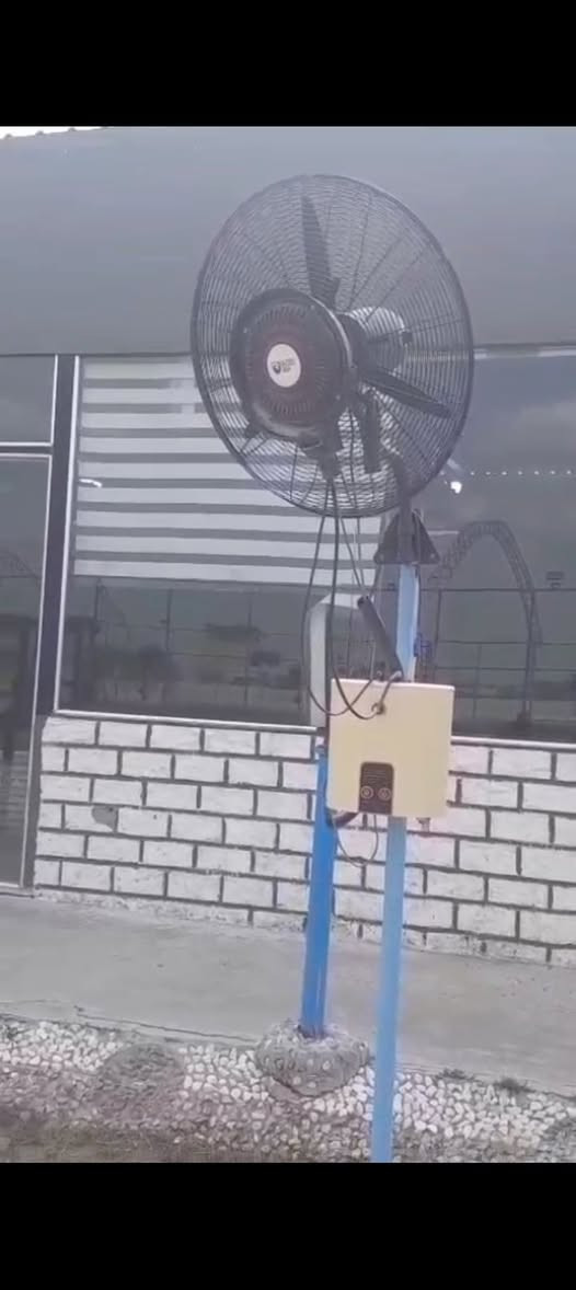 يتوفر لدينا مفرغه ساحبه هواء شكل دكتات مطابخ /دكتات صاله 
ويوجد مراوح رذاذ ماء للحدائق عدد 10 
ويوجد قدر مندي 1 /اتصال إلى الرقم ***********
