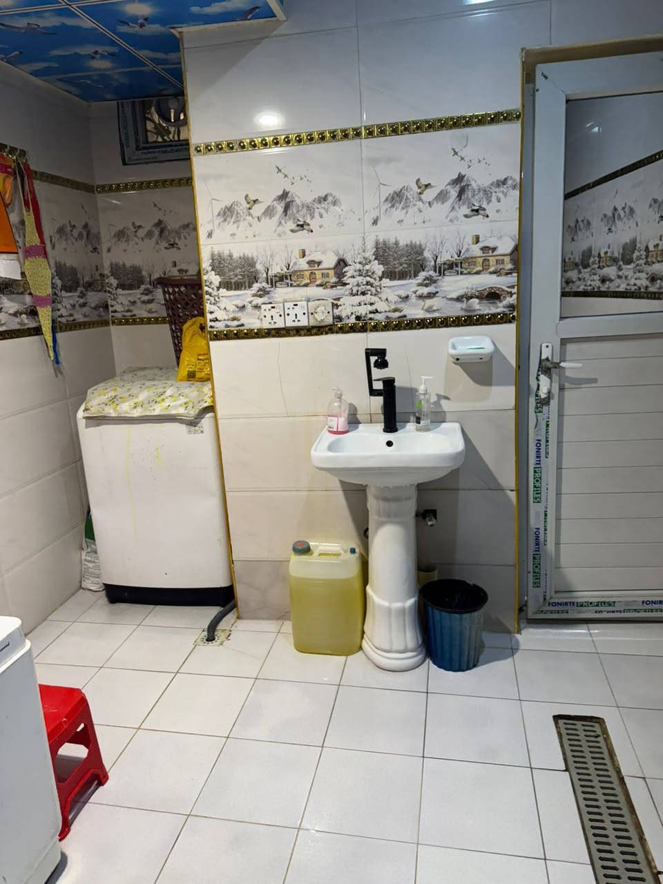 سلام عليكم بيت ١٥٠ متر حي أور قرب جامع الفردوس فرع ملعب الخماسي طابقين غرفتين نوم فوك *********** سعر ٢٧٠
