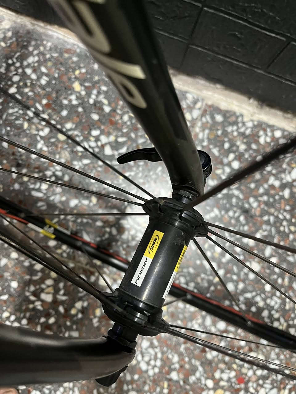 كانندل موديل كاد 10الموصفات
كروب سيت شيمانو 105  2/11 r5800
الصنية r7000 ويالة كوزمك بلاديات 
تايرات برجستون الماشة كاربون 
ارتفاع الفريم 52 السعر خاص 
مكاني بغداد الشرطة الخامسة سويب
***********
