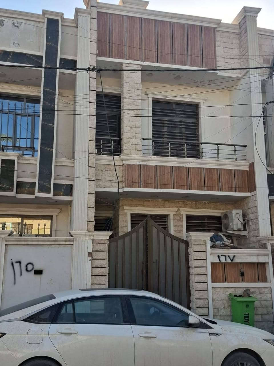 داران للبيع عدد 2 الاول 75 متر الثاني 100 متر زراعي سند 25 الدورة خلف كليه الهادي مع تشجير خلفي التواصل مع صاحب الدار *********** بغداد, العراق
