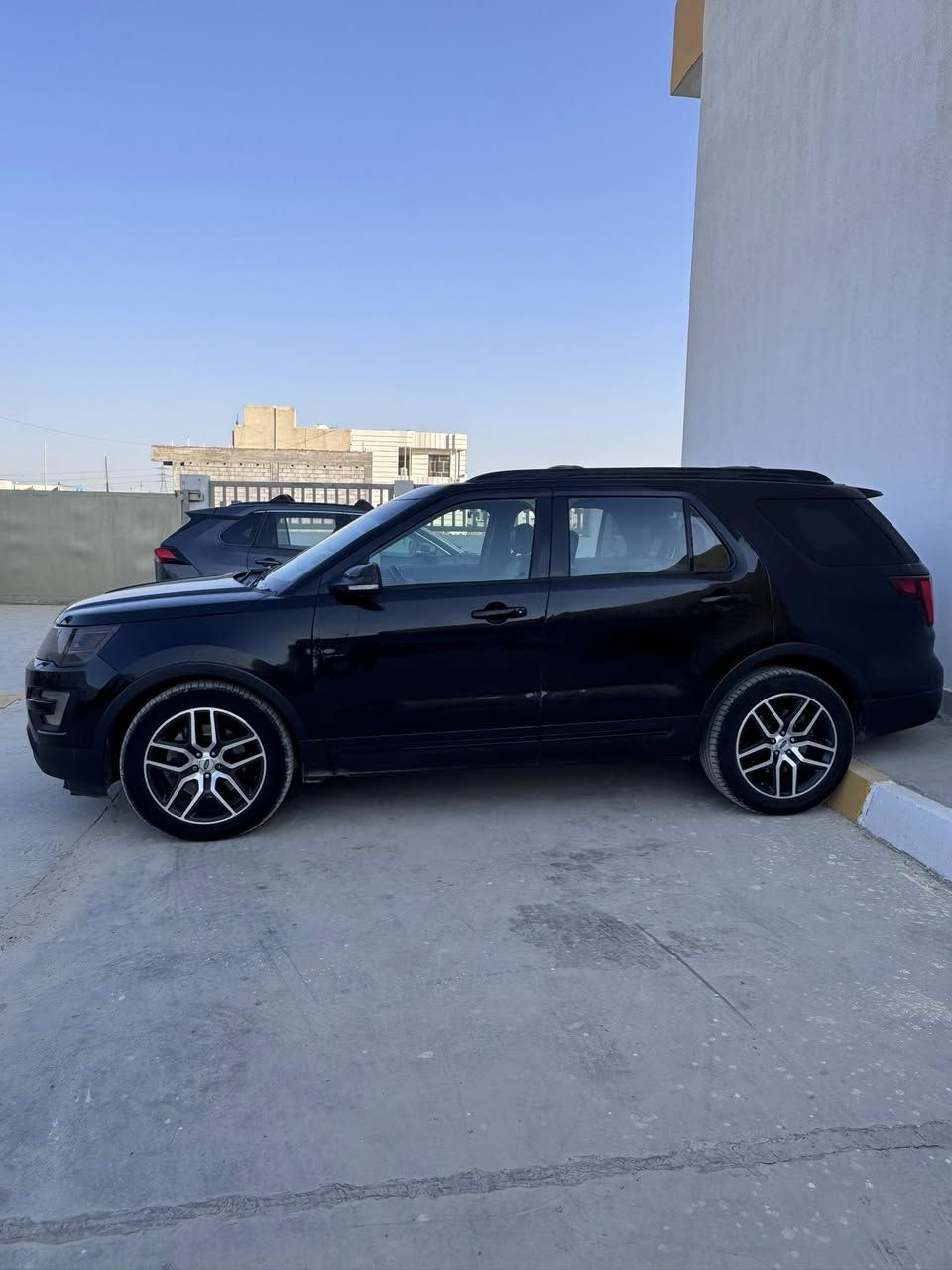 فورد اكسبلور  2017
فول موصفات 
 موصفات سبورت 🔥فول للاخير 
محرك 6 سلندر حجم 3.5 توين تربو
بصمة ابواب و بصمة تشغيل
رادار امامي 
رادار توقف ذاتي
كاميرة 360
اوتوبارك 
‏Awd فوريل
مرايات قلاب 
كشنات جلد تدفية وتبريد  ومساج
ستيرين هيتر
تحكم ستيرين فول 
سترين كهربايي التحكم 
صندوق شفط وجلاق
مرايات جوانب هيتر
شاشة حجم كبير  
حساسات خلفية وامامي اصل 
اشاير بالمرايا الجانبية 
لايتات امامي عدسة مع بلوجكتر دعامية
كشنات الامامية فول كهرباء 
تطعيم رصاصي للدواخل ابواب مع دشبول 
كشنات امامية تدفئة 
كود خارجي للقفل على باب السائق
سكليتر كهربائي مع تحكم ستيرن بالجهتين
سستم صوت SONY متكامل مع 8 سماعات داخلية 
تبريد ثلاث قطع امامي وسط خلفي
منافذ AUX, مع اربعة منافذ USB  مع تقنية ربط جهاز ستلايت على السيارة مع منفذ رام ذاكرة ورام خرائط GPS مع منفذ كهرباء 110فولت 
الاضائة الداخلية 12 لون 
نظام الاوامر الصوتي اثناء القيادة 
كيرو محرك بشرط
السيارة ناعمة ومناقصها اي شي دهن وبانزين فقط  
سياره فول للاخير وجديده
صبغ بنيد وجاملغ بدون ايرباك بدون دواخل 

السيارة باسمي تحويل بنفس اليوم 
سنوي و رقم كلها جديد 
بعد بيها مواصفات..
المكان ديالى
***********
