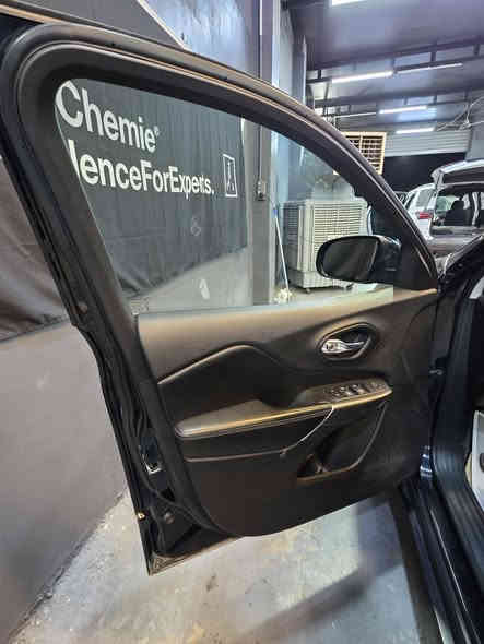 جيب بزون لاتيديود موديل ٢٠١٩
حادثها امامي بس البنيد معمر و مصبوغ الباقي ما مصبوغ 
تبريد قطعتين 
٦ سلندر
تركيب عدسات لايت زنون لان الاصلي ناصي
تبريدها ثلج 
السيارة نظيفة وبيها تراي وين ما تريد
رقم انكليزي جديد بأسمي وهزة جديدة
بيها رصعات بمكانات محددة 
***********
150$ 
وبيها مجال للشراي
سبب البيع اريد سيارة ٧ راكب لان العائلة كبرت
