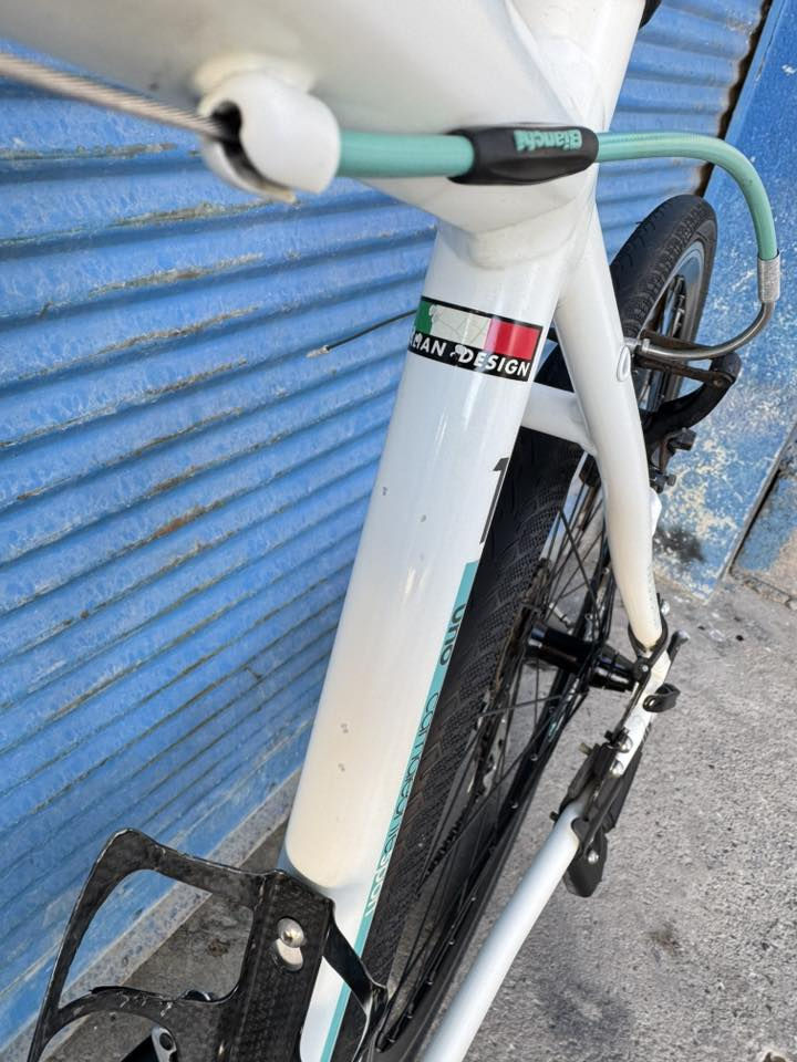 السلام عليكم اخوتي الطيبين 700 حجم 28 
قياس M فريم 51 ماركة (Bianchi) ايطالي الصنع 
عني  عن  التعريف  معدنه  المنيوم  سستم شيمانوا 
التوس نمره 3/8 بدلات شيمانوا سحب دفع اطارات
وياله بلادي الدراجة عل وضع شركة نظافة شوفت 
العين وضح بل صور سعرهاا 225 الف وبي مجال 
اخواني عنواني موصل توصل *********** 
تتوفر خدمة توصيل جميع محافظات العراق وتحياتي
