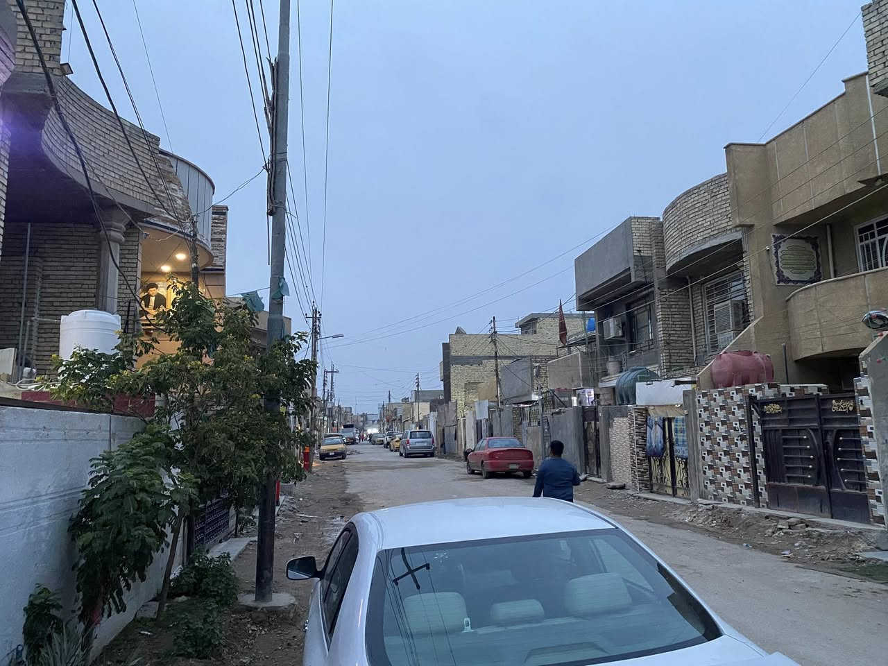 دار للبيع المساحه 200 متر زراعي  طابقين الطابق الاول يحتوي على استقبال وغرفتين نوم وهول  ومطبخ حار وبارد وصحيات الطابق الثاني يحتوي على غرفتين نوم ومطبخ وصحيات وسطح خلفي فارع لبناء غرفتين نوم .
العنوان / البلديات محله 744 خلف مطعم حيدر ابو شربت 
رقم الموبايل ***********
