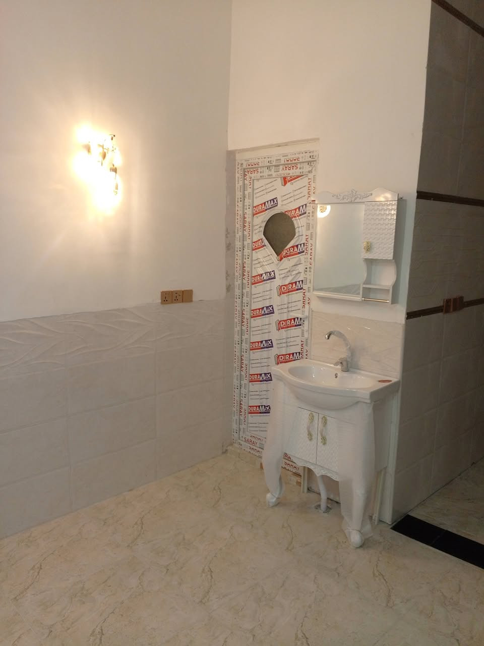 سلام عليكم بيوت عدد ٢ المساحه ٥٠متر طابق ونصف كل بيت بي استقبال وغرفة نوم وصالة وصحيات ٢ بناء حديث
الموقع 
البوبيات قرب أسواق البرتقاله سند ٢٥ قرار من صاحب السند شارع ٦ متر خدمات مي مجاري كهرباء عدا التبليط 
السعر ٥٢ مع المجال البسيط 
ملاحظه اخوان بيع فقط لاايجار لارهن لاقصاط بيع فقط 
خدمات***********
