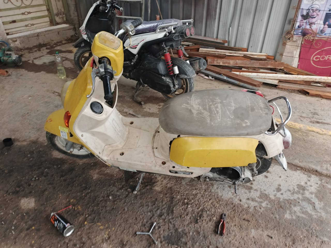 دراحه للبيع مكاني الحسينيه مال راشديه مجفت جديد وياه باتري وسلف جديد دراجه خير من الله مفتر بيها العراق
مكاني الحسينيه مال الراشديه  *********** 
سعره ٢٥٠ وبيه مجال حك الجيه
