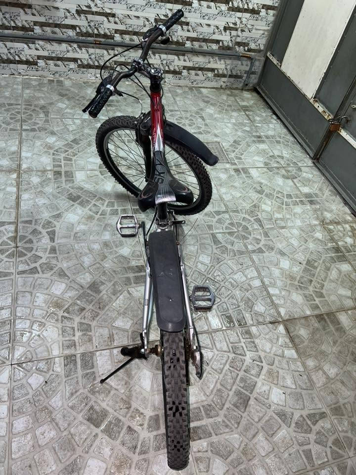 السلام عليكم
بايسكل من نوع HARO شركة (MTB) 
حجم 28 . 
هيكل من نوع الالمنيوم الخفيف والسريع 
ومزود بمساعد امامي (تعليق امامي) 
التاير معروف من نوع Series تاير عريض مناسب للتنقل اليومي والطرق الترابيه . 

السعر 110 وبي مجال للطيبين . 
للاتصال *********** .
