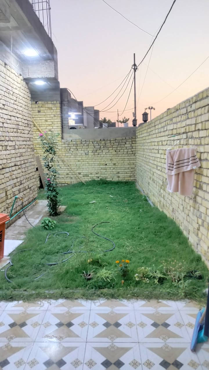 دار سكن طابق واحد في شارع الكفاح.
حي الحوراء ..المربع الذهبي 300م.
غرفتين نوم 5*5
استقبال 10*5.
مطبخ 7*5
كراج  حديقة .
الخدمات المنطقة كاملة .
للاستفسار ***********.
السعر 185قفل..
