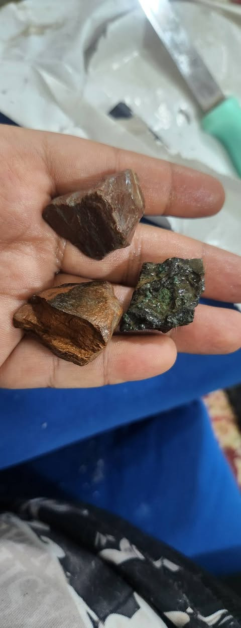 السلام عليكم مجموعه احجار ومجموعه قلايد للبيع بسعار مناسب واتساب *********** او على خاص موجود توصيل لجميع المحافظات العراق
