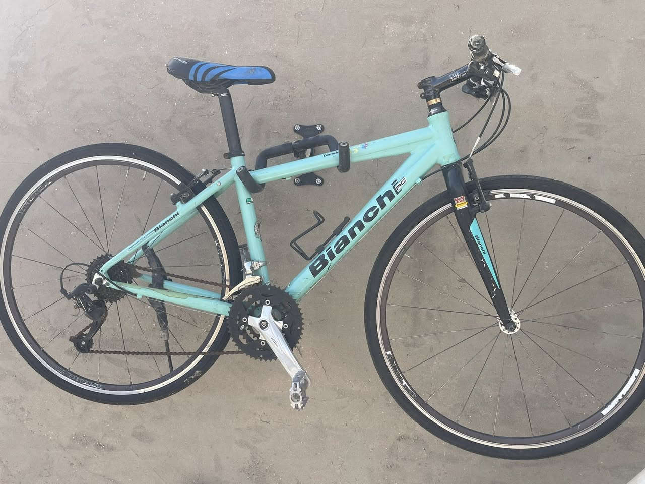 السلام ً عليكم ً اخوانيً الغواليً عندي باسكلc 700
حجم 28 قياس الفريم S ماركة (Bianchi)
غني عن التعريف ماركة ايطالي الصنع معدنه المنيوم 
سستم شيمانوا 2/8  
عل وضع البلادي ختم واحد سعرهاا 200 الف 
وبي مجال ان شاءالله مكاني بغداد بالمنصور 
رقمي ***********
