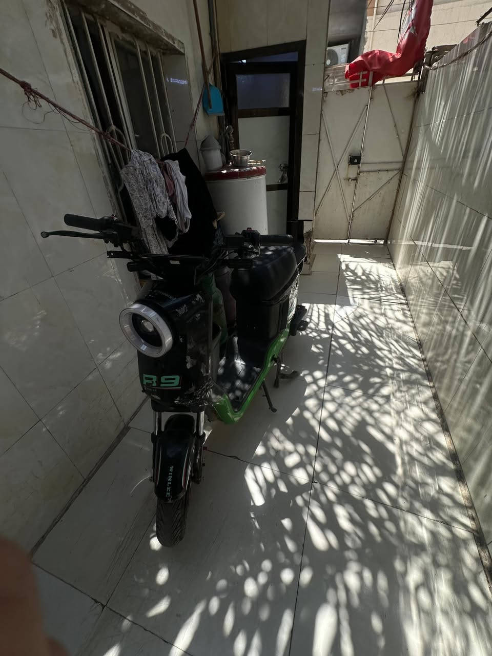 سلام عليكم دراجه r9 شركه ونلي نضيفه شخوط خفيفه بالكفرات ماشيه 32 كيلو بطاريات ريان سود لو الدراجه اسود واخضر موديل 2025 جديده  بيها سويجين وكارت نقصها جاملغ ويده بريك و توجه خلفيه فقط السعر 350 وبيها مجال كربلاء حي الموضفين شارع الحوانيت للتواصل ***********

