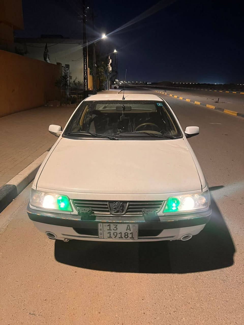 بيجو 405 بأسمي موديل 2014 تبريد تدفئة سنتر لوك شغال كهربائيات كلها شغاله وين ماتريد ترايك، سعرها،39،وبيها مجال قليل  *********** مكاني البصرة الحيانية البصرة, العراق
