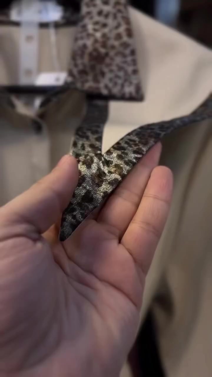 تفاصيل المنتج:
نوع القماش: أسبن إيطالي (Aspen) أصلي، يتميز بوزنه الثقيل وملمسه الناعم الذي يضمن لكِ الثبات والأناقة طوال اليوم.
النقشة: طبعة النمر (Leopard Print) الكلاسيكية التي لا تنتهي موضتها أبداً، بجودة ألوان عالية.
الخامة: قماش عالي الجودة، مقاوم للتجعد، ويوفر انسيابية مثالية على الجسم.
📏 المقاسات المتوفرة:
نحرص على توفير الراحة لكل الأجسام بمجموعة مقاسات متنوعة:
38 / 40 / 42 / 44 / 46 / 48 :- 
38 :- من 50 إلى 60  كغم يلبس (Small)
40 :- من 59 إلئ 65 كغم يلبس (Medium)
42 :- من 66 إلى 72 كغم يلبس (Large)
44 :- من 73 إلى 80 كغم يلبس (X-Large)
46 :- من 81 إلى 88 كغم يلبس (2X-Large)
48 :- من 89 إلى 99  كغم يلبس (3X-Large)
(40)


**إذا كنت صاحب هذا الإعلان وتريد حذفه لأي سبب، رجاءا أرسل رسالة إلى الدعم الفني**