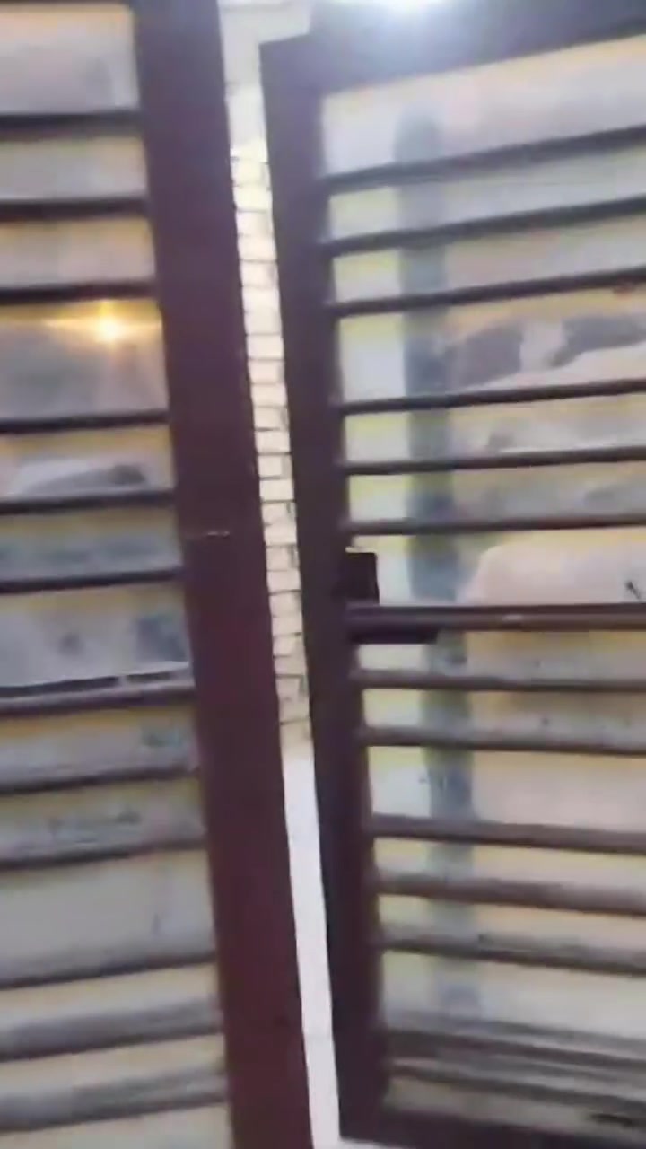 سلام عليكم بيت مساحة ١٢٠ متر طابقين 
بالغزاليه شارع المركز السايدين 
بيت يحتوي 
الطابق الاول استقبال +غرفه نوم +حولي هوه مطبخ +حمامات عدد 2
الطابق الثاني غرفتين نوم +حولي +حمام 
وملاحضه البيت مدخلين ممر ومن الاستقبال 
الواجه ٦ 
والنزال ٢٠ 
السعر خاص 
***********
والبيت قريب ع شارع السايدين بصف الركن
