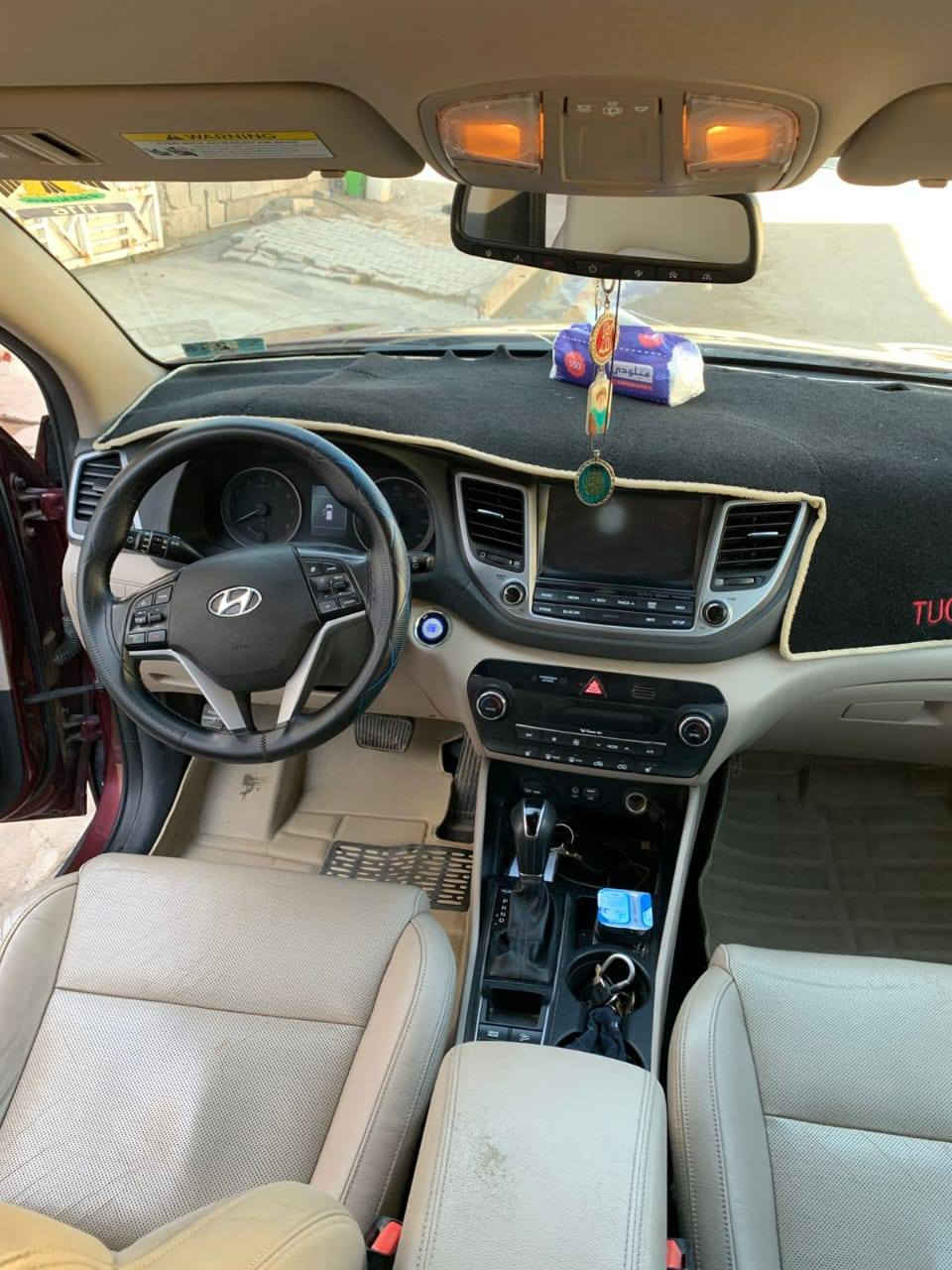 السلام عليكم
توسان 2017 للبيع 
وارد امريكي ضربتها بسيطه بس البنيد ومصلح بدون تبديل أي قطعه ماشيه74 الف ميل
 السياره فول  تيربو داخل السياره كريمي كشنات جلد تحكم ستيرن نقطه عمياء وبعد بيها ۿـۅايہ مواصفات السياره كامله ومناقصها شـჂ̤ سنويه جديده ب اسمي مكان السياره جسر ديالى بغداد 
السعر 160 وبيها مجال 
***********
