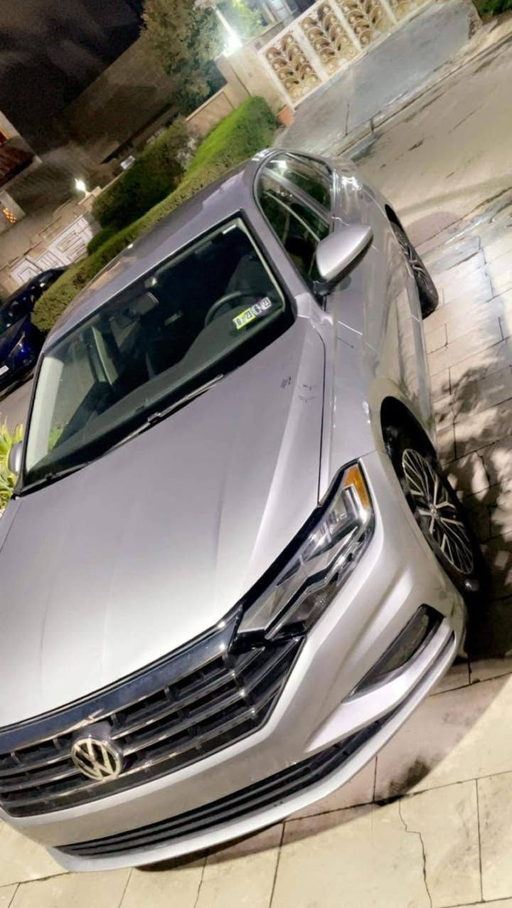 سلام عليكم
فولكسواكن جيتا 2021 
محرك ١٤٠٠ توربو✈️ 
كير محرك مكفولات 
حادث امريكا موضح بالسونار مع الصور السياره 
يعني قطعه وحدة صبغ 

ورقم الشاصي موجود بالصور 
السيارة جديدة جدااا وعليهة ادامة كامله 
باتري تايرات فيول بمب وكل انواع الزيوت والسوائل 
السيارة بحاله ممتازة 
مكاني بغداد الزعفرانيه 
السيارة بأسمي وسعرهة 155 ورقه وبيهة مجال بسيط 
وهذا رقمي  ***********
