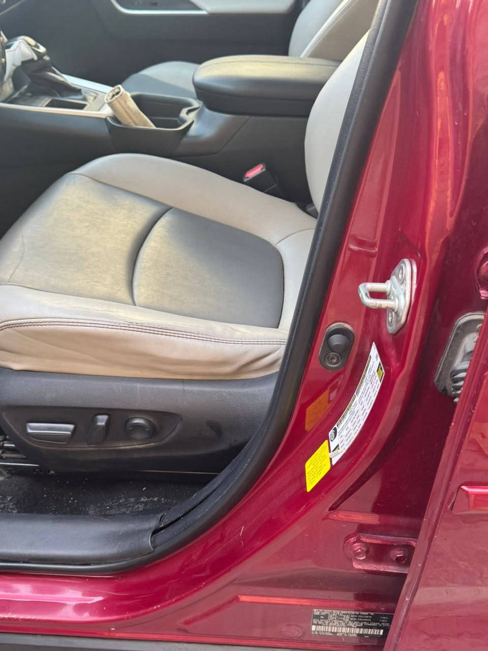 السلام عليكم راف فور موديل ٢٠٢٠ XLE فول مواصفات حادثها كما موضح بالصور بصمه فتحه كشنات جلد جنطه كهرباء كشن كهرباء السياره تبريد قطعتين رادار امامي جانبي نقاط عمياء توقف ذاتي ماشيه ٥٥ الف ميل وقابله للزياده تخم تاير جديد صدر جديد ادامه كامله السياره بالكوت مركز المدينه السعر المطلوب ١٩٨$ ***********
