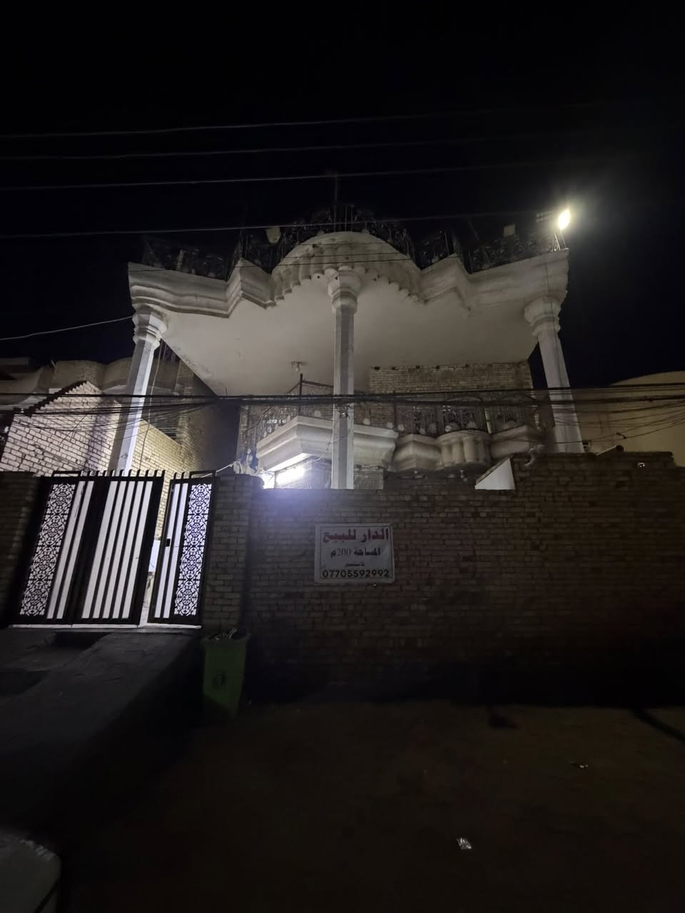 بيت للبيع مساحه 200م
العنوان نهاوند الولى قرب المستوصف 

البيت ماكو مقابيله ناس ساحه مربع 

البيت كامل 

بحتوي على 

1. كراج سياره 

2. مدخل 

3. استقبال 

4. مطبخ 

5. صاله مفتوحه 

6. غرفتين الطابق الأول 

7. ترك ع طول البيت 

8. منور داخلي 

9. مجموعة صحيات داخليه وخارجيه 

    الطابق الثاني 

1. يحتوي على 3 غرف 

و غرفه ترك 

وبلكونات عدد 2 تطل ع شارع
للتواصل 
***********
او على الرقم المرفوق مع صور
