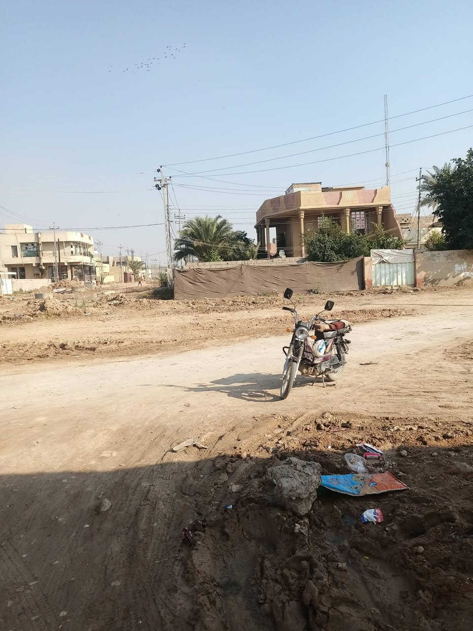 بيت للبيع خلف مكتب بيروت على الشارع الحولي 60 وشارع 30ركن مزدوج مساحة 200متر ملك صرف طابو طابقين البناء حديث والتسليح هندسي الموقع تجاري ويصلح محلات رقم صاحب الدار ***********
