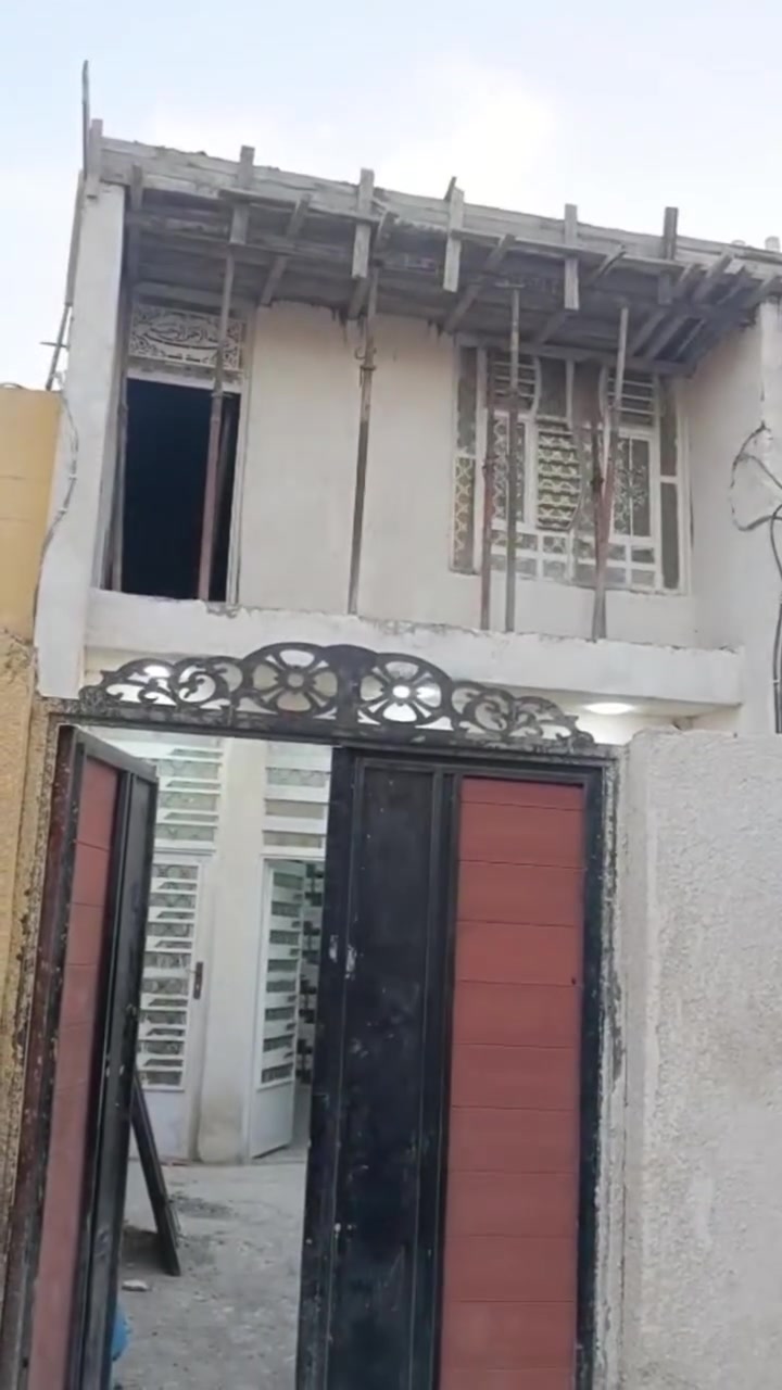 السلام عليكم 

دار البيع مساحه 120

طابق ونص بناء حديث درجه والى طابوق جمهوري سكف صب مسلح رضيه رفت 

تسليم مفاتيح

ستغبال صاله ومطبخ حمام وترك قرفه منام عدد 2

حي دجله قرب حي نصر 

كافه خدمات سند 25 قرار للمحكمة 

سعر 55 وبي مجال الشراي 

*********** أبو أمير
