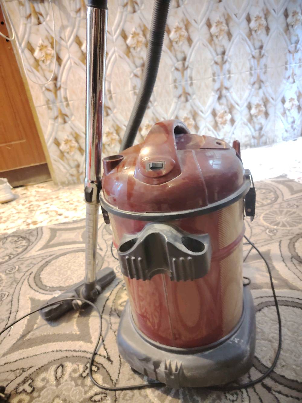 بغداد-بلديات -لايوجد توصيل
مكناسه كهربائيه جديده نضيفه مال بيت 
سعر 40الف 
شراي خاص 