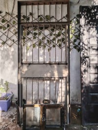 عندي باب حديد كامله هيه ول جرجوبه مالتها سعرها150 وعندي باب ثانيه قاصه...