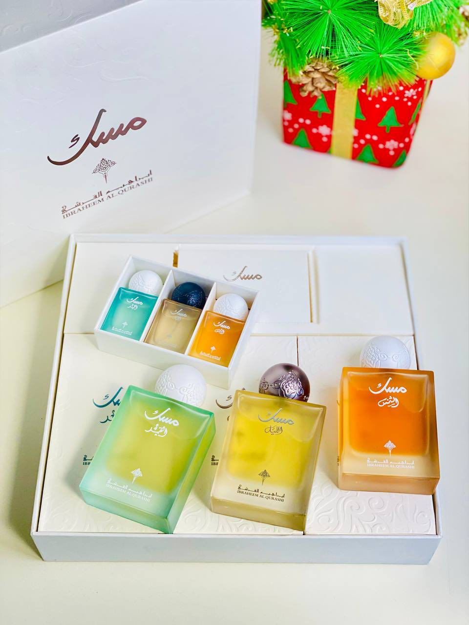 اذا تردين عطر يكفخ وراج من تمشين والكل يسالج عنه من اطلعين بالعيد لاتعبرين المنشور  
عطور ابراهيم القرشي  بكج مكون من خمس انواع من المسك  ثباتيه عالية فوحان دائم  ترهم تاخذيه هديه لو لنفسج 
⁨ سيت مسك ابراهيم القرشي لكلا الجنسين
🍬 
يتضمن 6 عطور متنوعة بروائح مميزة وغنية. 
♡  الحجم الكبير 3 قطع 75ml 
♡ حجم ميني 3 قطع 10ml 
النـوتـات العطرية :
- مسك الليل : 😔🌠
البرغموت، الكشمش الأسود، التفاح
خشب الأرز، الباتشولي، الكراميل
المسك، العنبر، الرمان
مسك الشمس : ☀🥹
القرفة، الهيل، زهر البرتقال، البرغموت.
 البوربون، الإليمي، الفانيليا.اللوز الحلو، المسك، ا
مسك القمر : 🌙💋
الليتشي، الراوند، البرغموت، جوزة الطيب. الورد التركي، الفاوانيا، المسك، الفانيليا، البتاليا.


**إذا كنت صاحب هذا الإعلان وتريد حذفه لأي سبب، رجاءا أرسل رسالة إلى الدعم الفني**