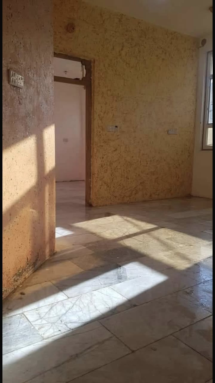 شقه للإيجار موقع ممتاز
الحنانه قرب مستشفى العيون 
تحتوي على غرفة + صاله + صحيات ومطبخ 
الاستفسار على الرقم ***********
