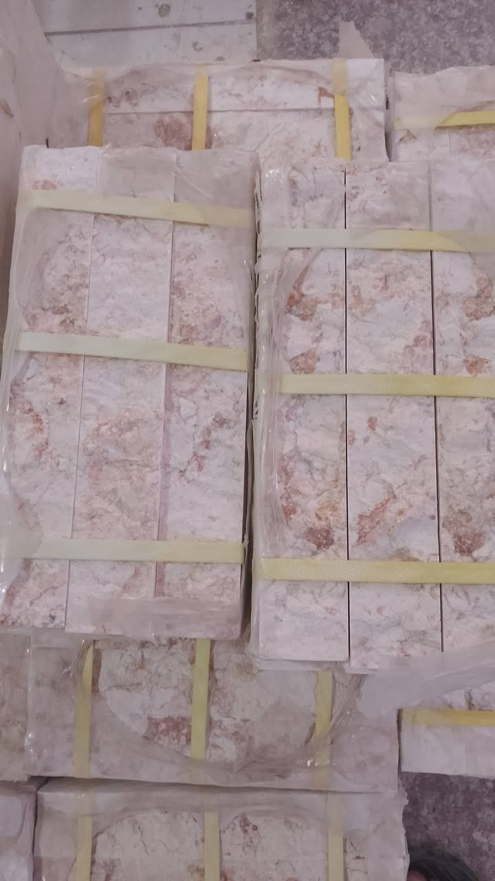 متوفر حجر قرض الون المميز وبسعر مناسب جدا مستعجل على البيع الكميه 18 متر الاسباني الاصلي للستفسار الاتصال على الرقم ***********
