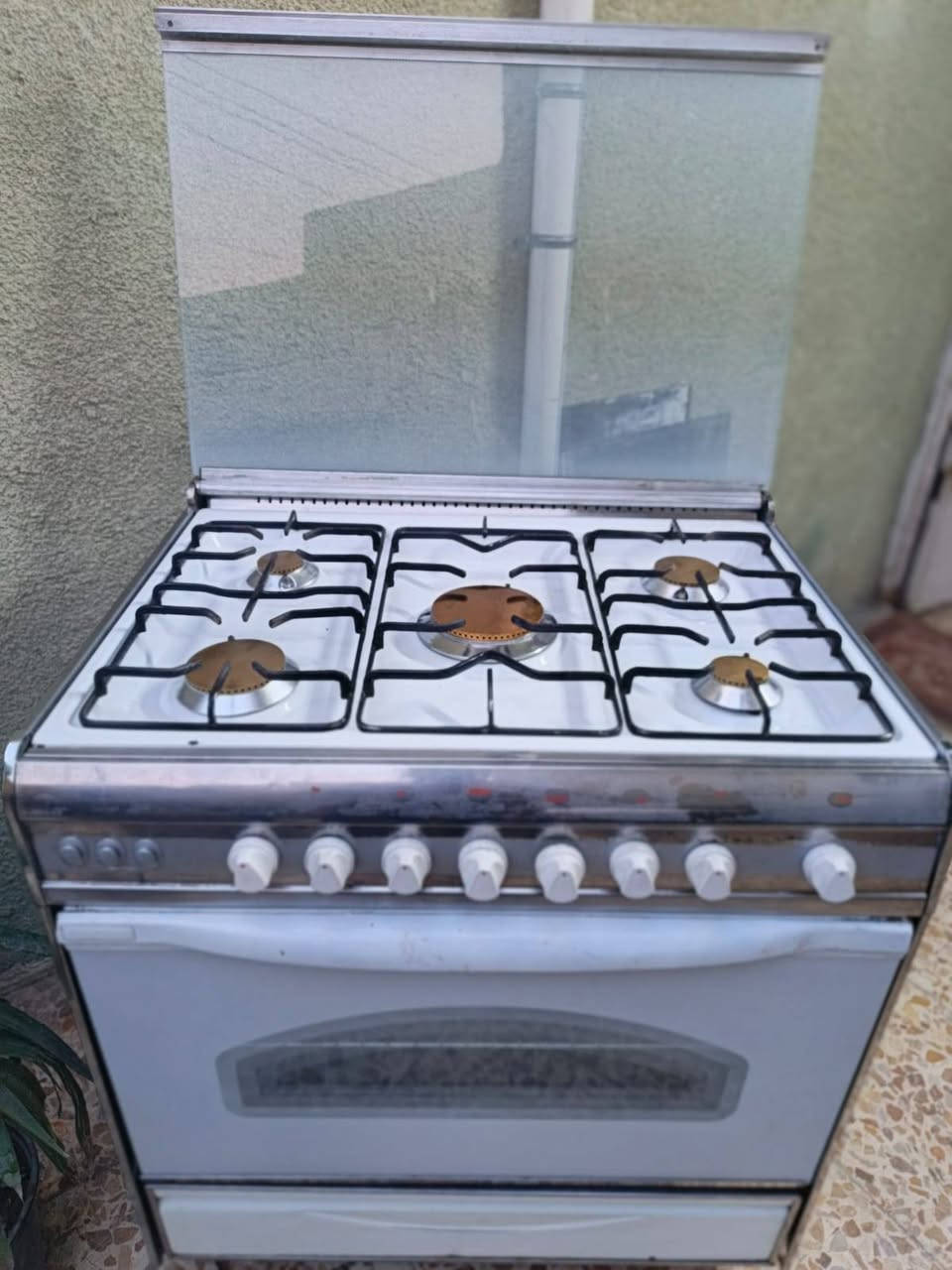 طباخ يونيفرسال مصري ابيض خمس عيون افران منفصله شوايه وكلوب كله شغال تاخذون على الفحص قياسه 60×90  للبيع الاستفسار خاص او رقم *********** وتساب
